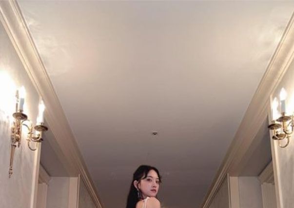 堀未央奈、美背中露出の純白ドレス姿がエレガント！ 画像