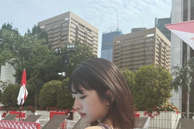 CanCam専属モデル・小室安未、プールサイドでの美背中水着ショット披露！ 画像