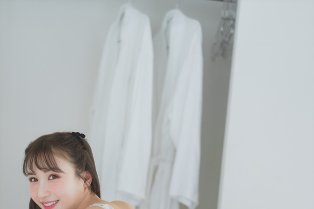 “可愛すぎるビールの売り子”伊藤愛真、1st写真集発売!色気たっぷりTバックランジェリー姿も披露 画像