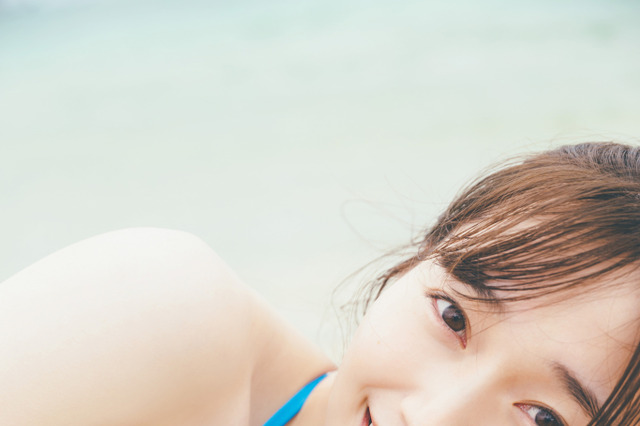 遊び疲れてビーチに寝転ぶ“れなぁ”をパチり!守屋麗奈 1st写真集ポストカード公開 画像