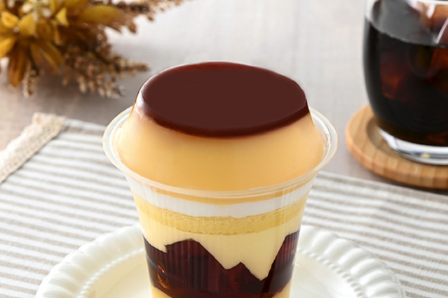 ファミマからプリンをまるごと1個のせた「窯出しプリンのパフェ」登場 画像
