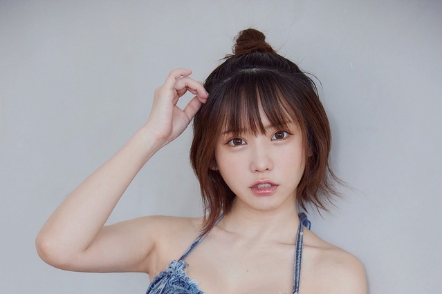 えなこ、写真集のセクシーなデニムビキニ披露！オフショットを公開 画像