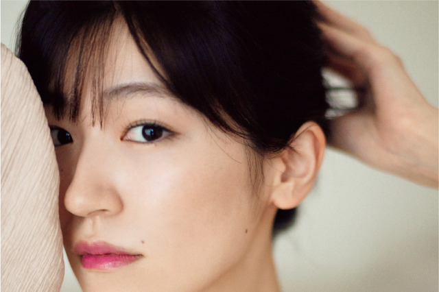前島亜美、写真展『白群』開催決定！デビュー10周年記念写真集の未掲載カットも展示！ 画像