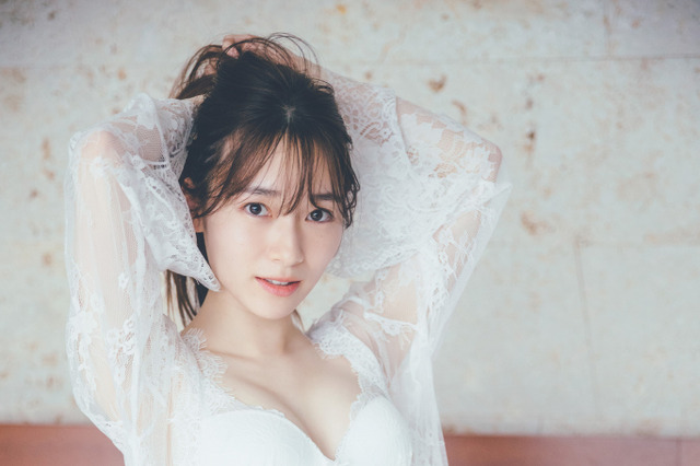 櫻坂46・守屋麗奈、1st写真集から純白ランジェリーの全身カット公開 画像