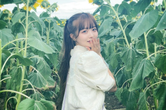 Kirari、夏らしいインスタ投稿に「ひまわり畑似合いすぎ」の声 画像