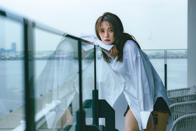 櫻坂46・小林由依、白シャツ×ガーターベルト先行カットが公開 画像