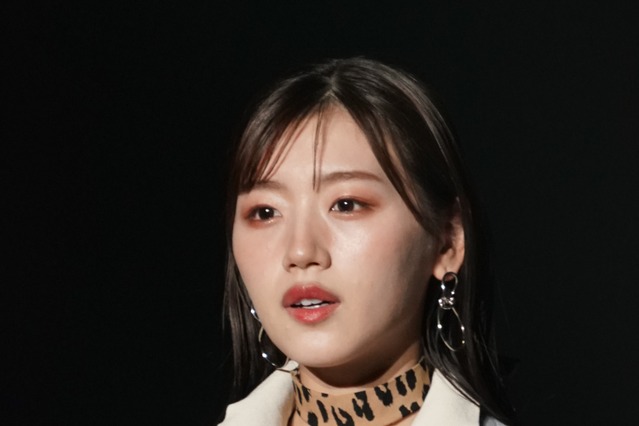 【TGC 2022 A/W】日向坂46・佐々木美玲、コート&スカーフの冬コーデを披露 画像