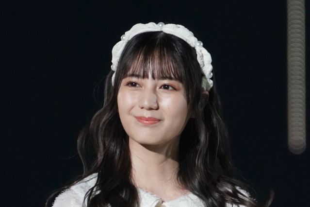 【TGC 2022 A/W】日向坂46・小坂菜緒、キュートなガーリースタイルでウインク! 画像