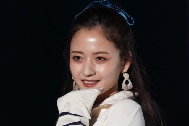 乃木坂46・金川紗耶、変装してライブグッズ売り場に潜入！販売をお手伝い 画像