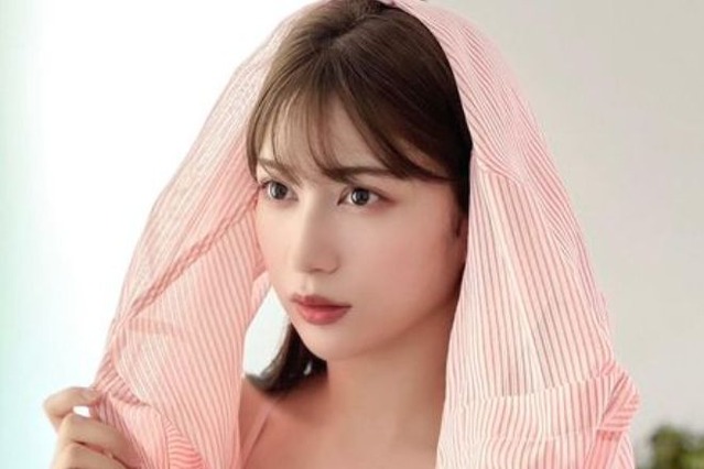 雪平莉左、ヌーディーカラーのセクシー下着カットを公開 画像