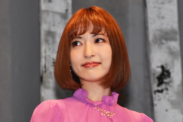 神田沙也加さんのSNSが死去後初更新 花束を持った写真とともにブランドの展覧会を告知 画像