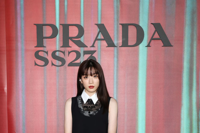 永野芽郁、ミラノで「プラダ」ファッションをキュートに着こなし！ 画像