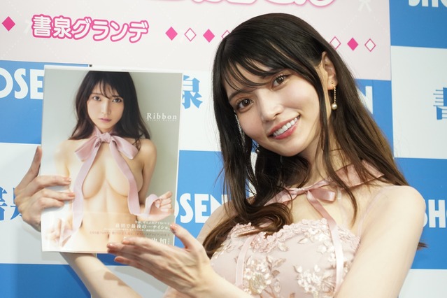 似鳥沙也加、美ボディ披露の“リボンブラ”は「本当に、リボン1枚で表現しました」 画像