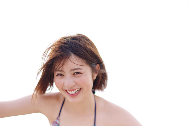 『仮面ライダーギーツ』ヒロイン・星乃夢奈が初水着グラビア！新宿駅に超特大グラビアポスターも 画像