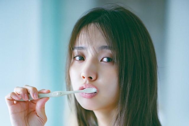 櫻坂46・小林由依の写真集から白レースのランジェリーカット公開に 画像