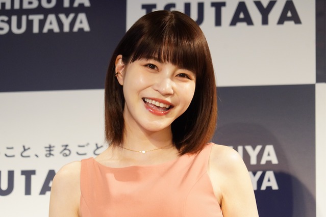 岸明日香、胸元あらわなセクシー衣装姿をインスタで披露！ 画像