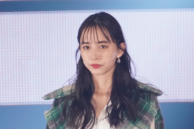 井桁弘恵がGirlsAward登場、ジッパーを開きお腹をチラ見せ! 画像