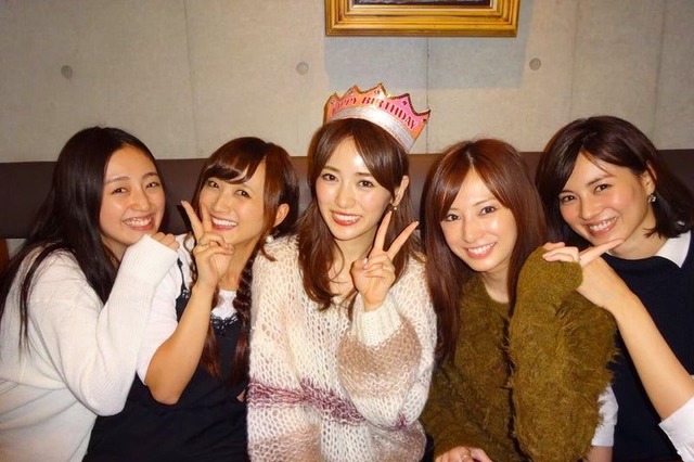 小松彩夏、泉里香の34歳誕生日を祝福!北川景子らとの戦士会写真も公開 画像