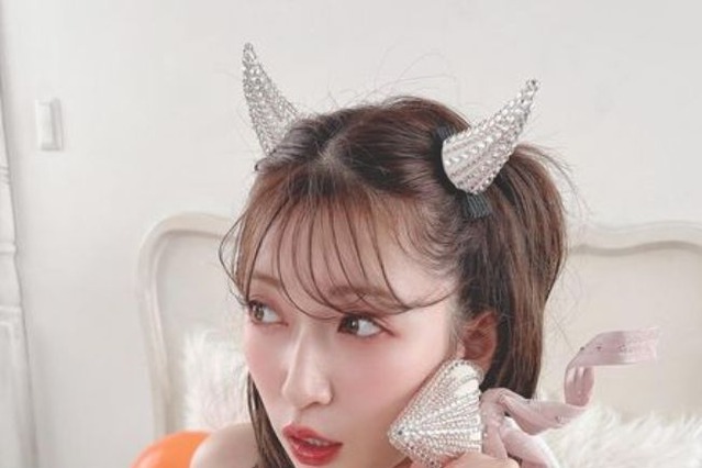 吉田朱里、露出度高めな純白小悪魔コスプレ姿をインスタで披露 画像