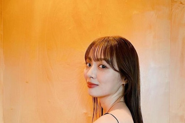 内田理央、美背中あらわな大胆ドレス姿を披露 画像