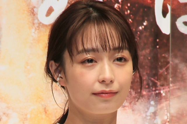 宇垣美里、キュートな肩見せワンピース姿を披露！ 画像