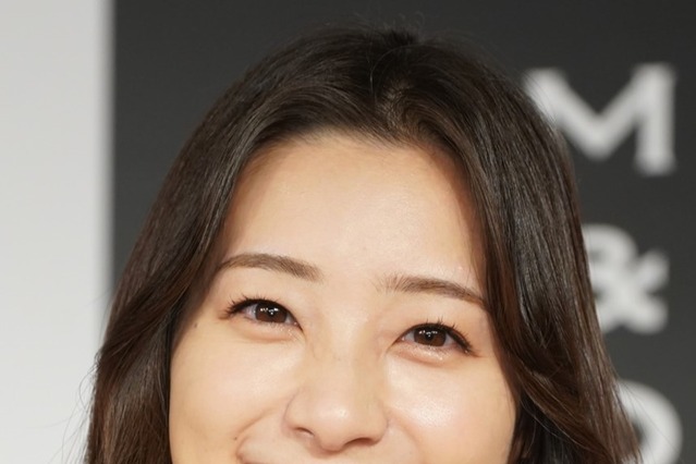 足立梨花、セクシーボディ際立つ全身ショット公開「ナイスバディー」「お尻がセクシー」 画像