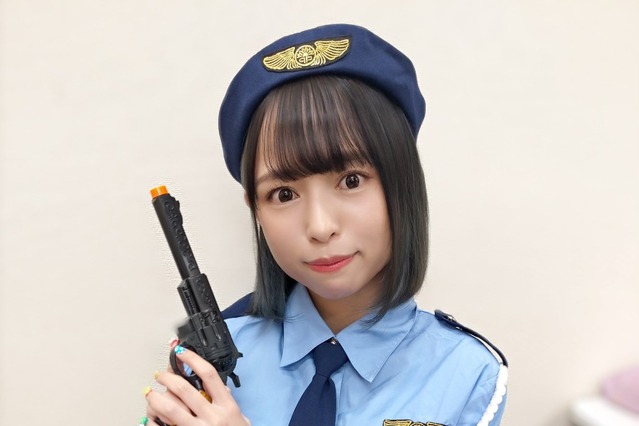 寺坂ユミ、ミニスカ警官コスプレで「緊急逮捕しちゃうぞ」 画像
