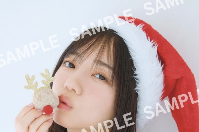 日向坂46・齊藤京子のキュートなメガネやサンタ帽姿が公開に……ポストカード4パターン 画像