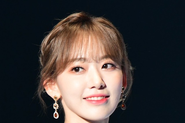 LE SSERAFIM・宮脇咲良、美腹筋＆美脚を大胆披露！露出度高い秋服姿に反響 画像