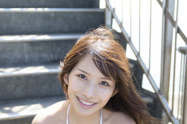 “服を着ててもエロいグラドルNo. 1”琴井ありさ、縦スクロールグラビアのデジタル写真集発売 画像