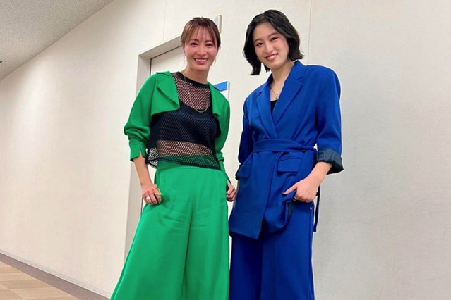 新山千春、『恋ステ』出演中の娘・もあとモード系ファッション親子ショット公開 画像