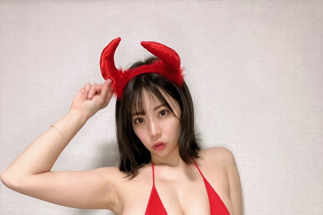 「超絶大胆」「こりゃたまらん」鈴木ふみ奈、刺激的な小悪魔風赤ビキニショット! 画像