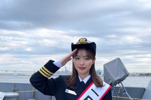 内田理央、護衛艦の一日艦長に就任！キュートな制服姿に反響 画像