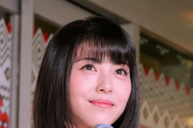 浜辺美波、太ももまぶしい秋コーデショット 画像