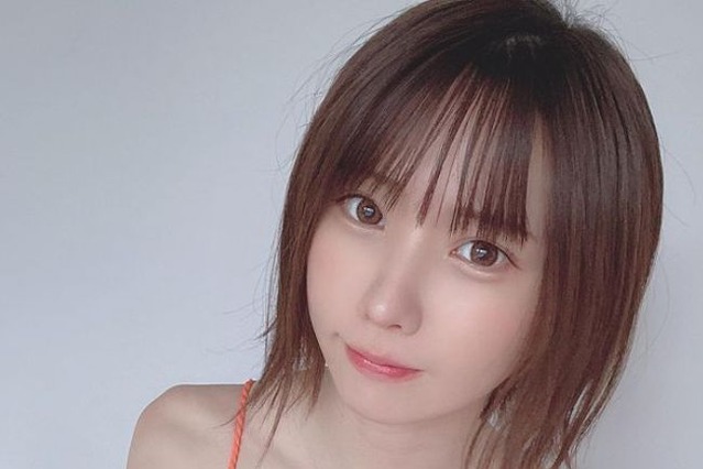 「いろんなサイズ測ってみる？」えなこ、メジャーでバスト測るセクシーショット 画像