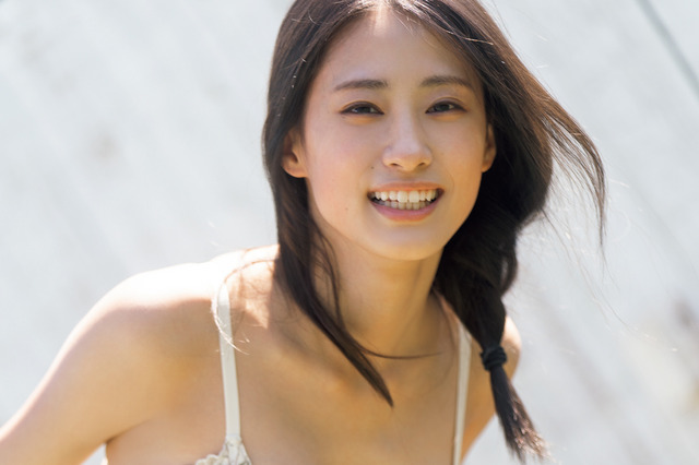 グラビア人気急上昇・澄田綾乃、念願の初雑誌表紙で魅惑のメリハリボディ披露 画像