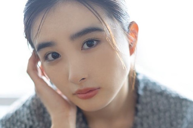 安倍乙、カレンダー発売を発表！胸元チラリの表紙公開 画像