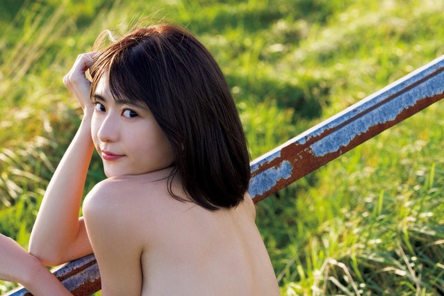 山田南実、“上半身ヌード+Tバック”のギリギリカットに反響 画像
