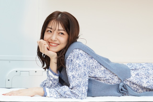 中村静香、イベント中にマットレスに横たわりキュートなグラビアポーズを披露 画像