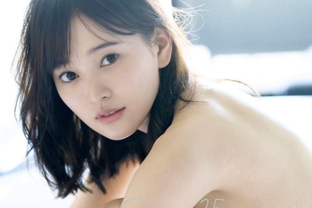 兒玉遥、裸サロペットの大胆セクシーカットを公開 画像