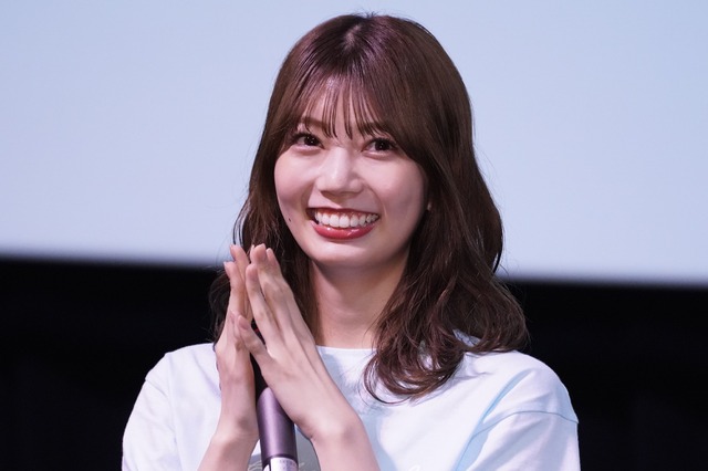 日向坂46・高本彩花、制服スタイルで美脚披露！ 画像