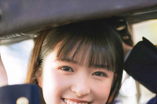 奇跡の15歳・乃木坂46 小川彩、初表紙でキュートな制服姿を披露 画像
