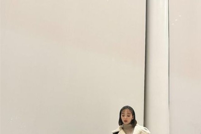 藤田ニコル、自ブランドの新作ミニ丈ワンピで美脚露出 画像