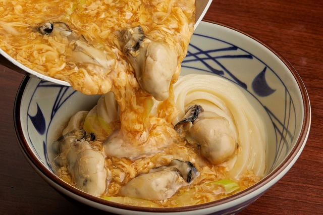 丸亀製麺、「牡蠣たまあんかけうどん」期間限定販売 画像