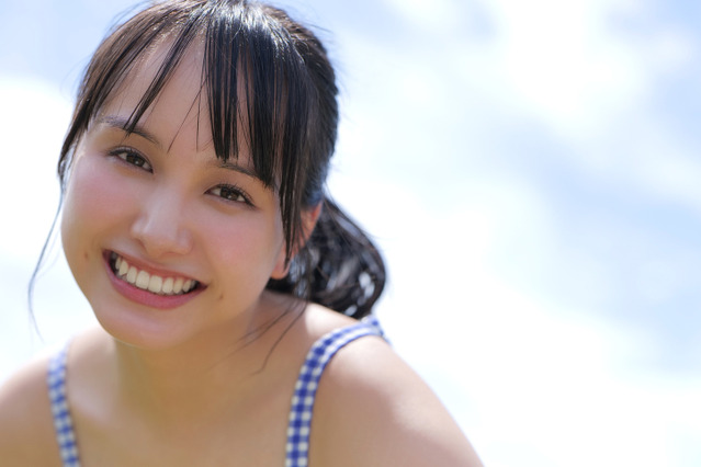 “かわいいの天才”新谷真由が大胆に肌露出!秘蔵セクシーカットが写真集に! 画像