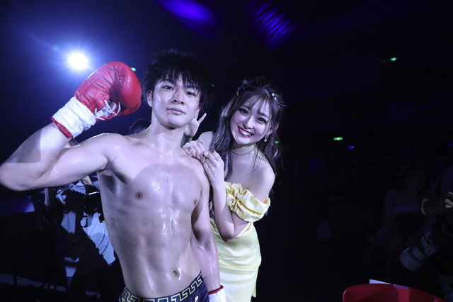 K-1スペシャルラウンドガール披露のゆうちゃみ、交際中の玖村選手と勝利のハグ! 画像