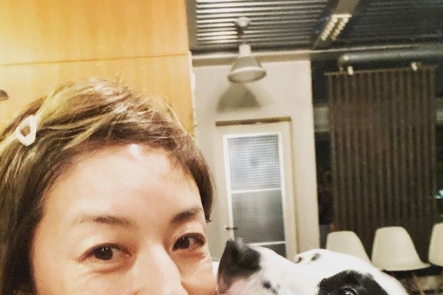 高岡早紀「私、50歳になりました」……スッピンショットで報告! 画像