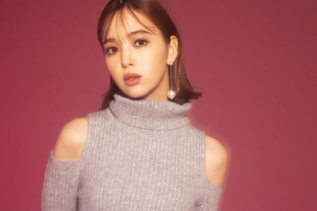 藤田ニコル、「CALNAMUR」の新作ミニ丈ニットワンピで大人の色気 画像