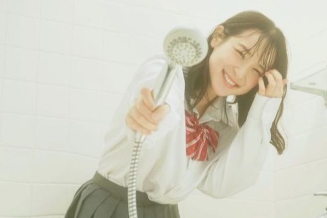 中﨑絵梨奈が制服でバスルームに……セクシーすぎるカットが公開! 画像