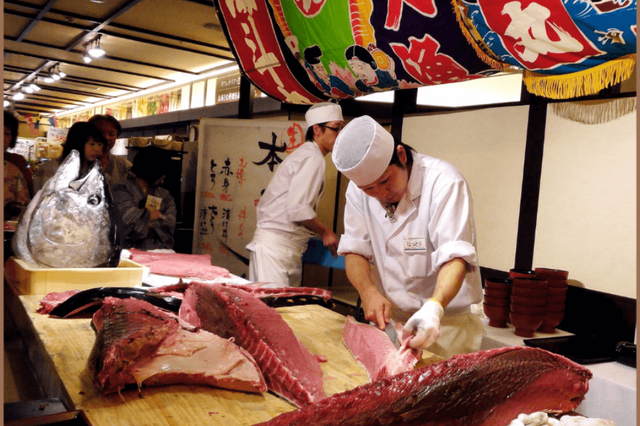 横浜みなとみらい 万葉倶楽部で人気イベント「マグロ解体ショー」年末年始も開催 画像